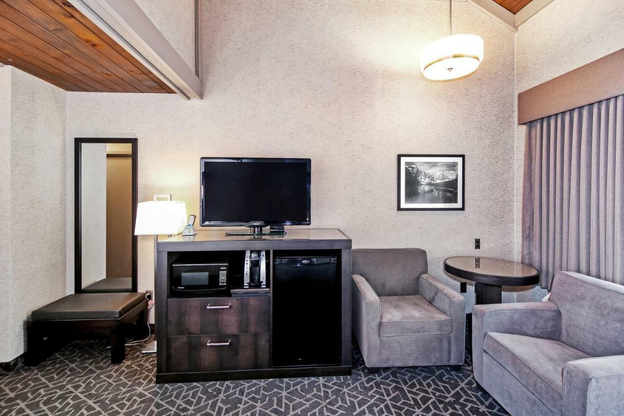 Best Western Plus Banff International Lodge Экстерьер фото