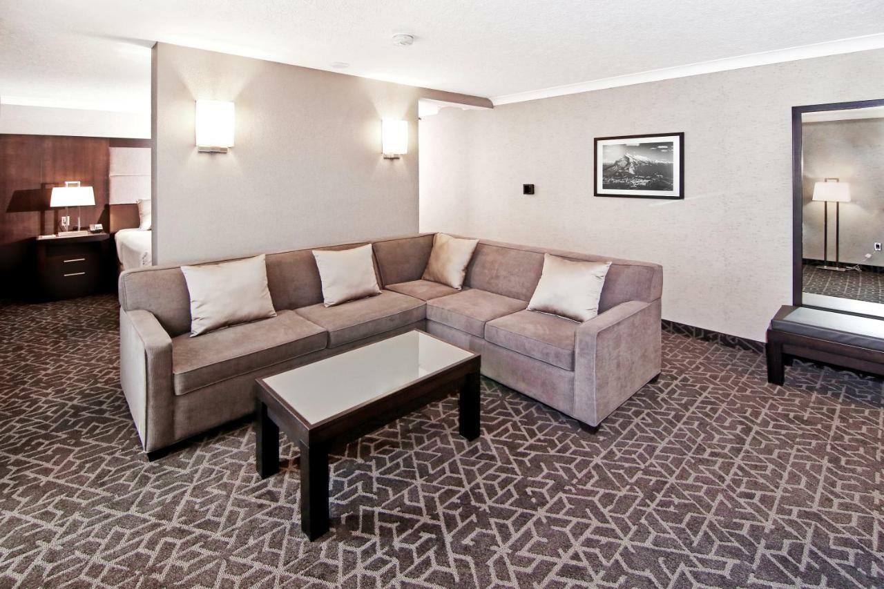 Best Western Plus Banff International Lodge Экстерьер фото